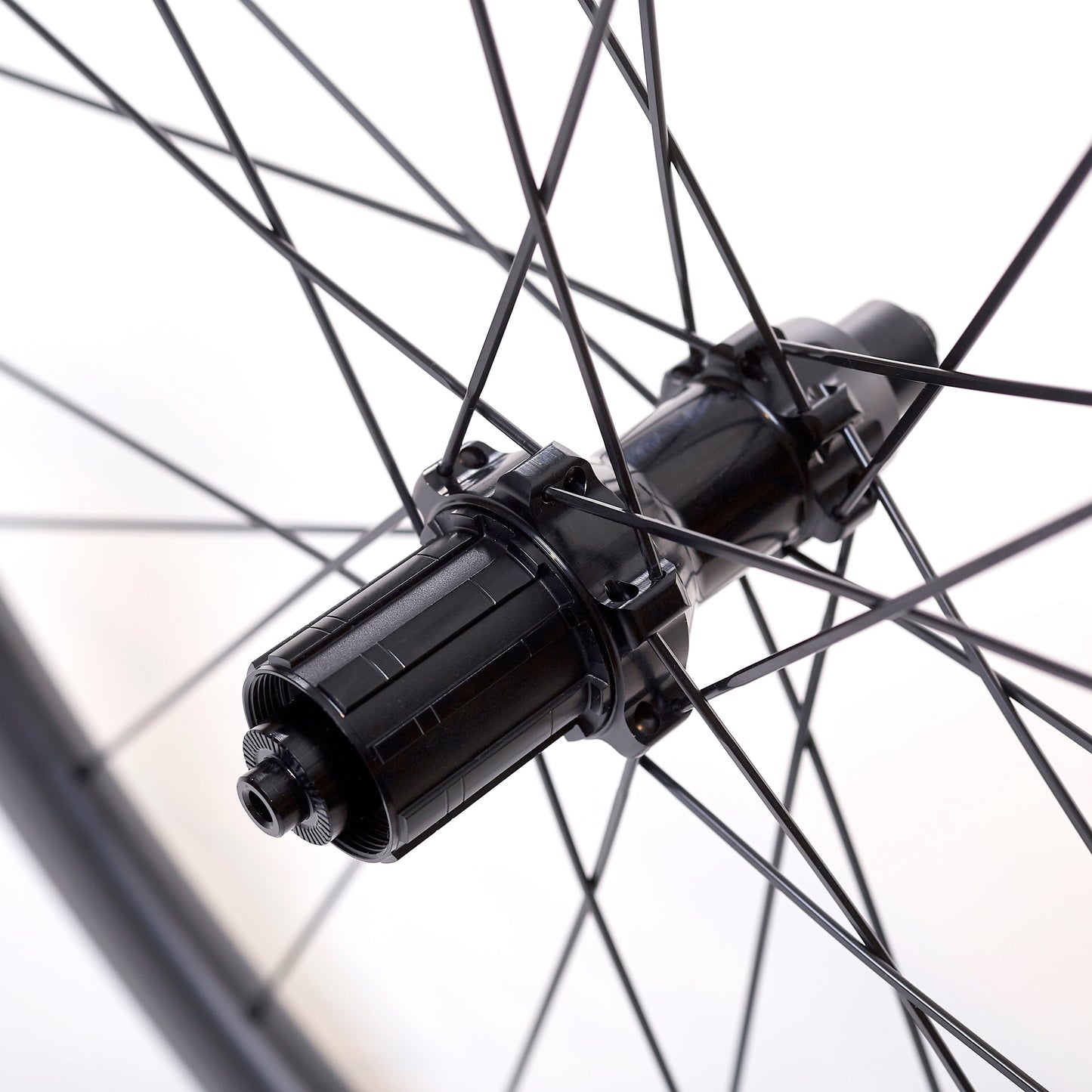 Detalle del buje trasero con sistema Ratchet en rueda de carbono para freno de zapata – eje QR 10x130 mm