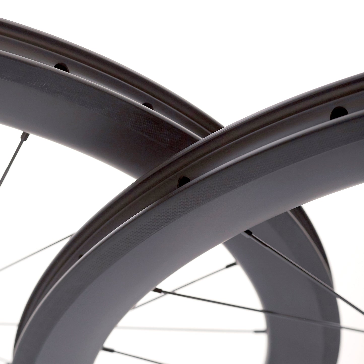 Detalle del aro de carbono de 50mm para ruedas de carretera con freno de zapata – diseño sin logos, perfil aerodinámico y acabado en negro mate