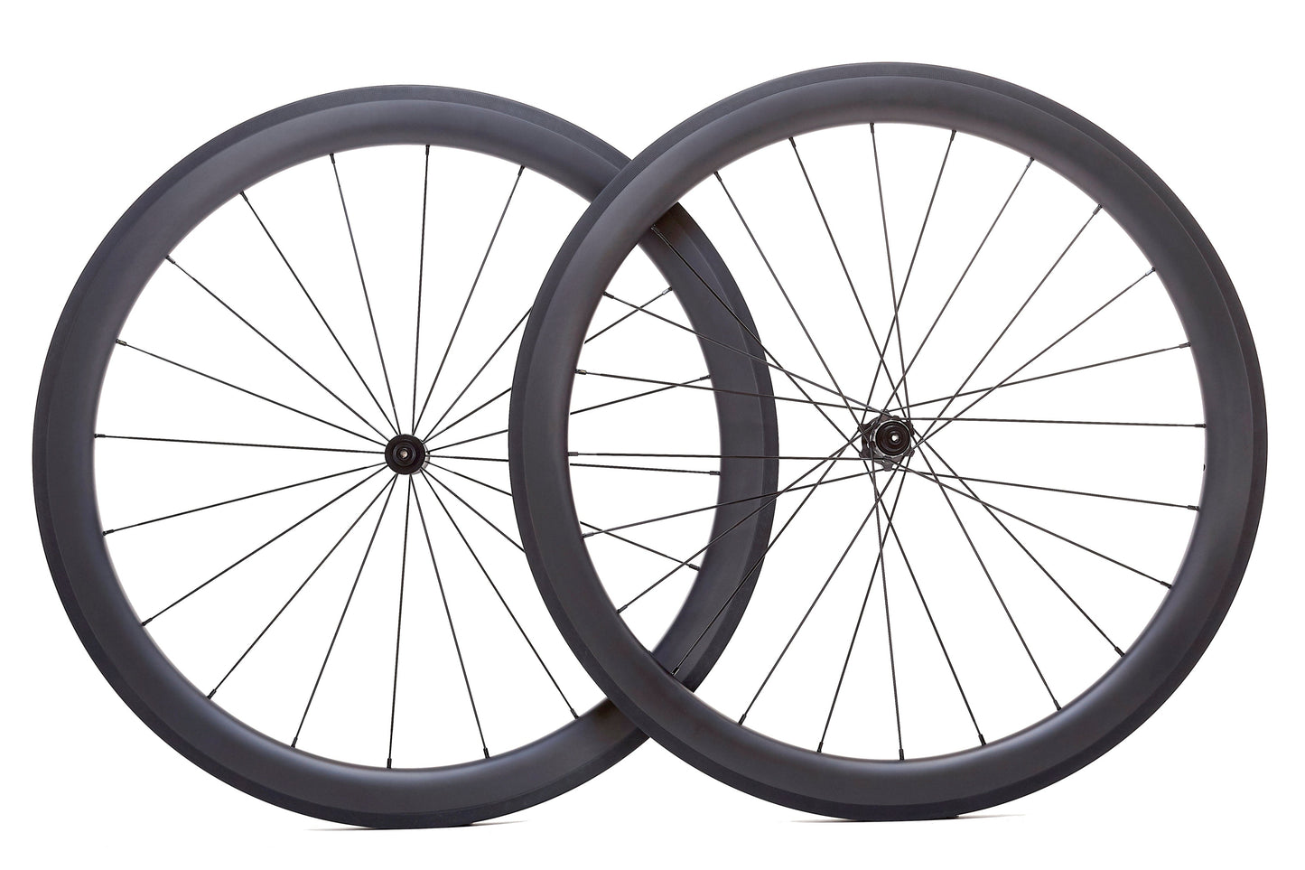 Ruedas de carbono 50mm para carretera con freno de zapata – vista completa delantera y trasera