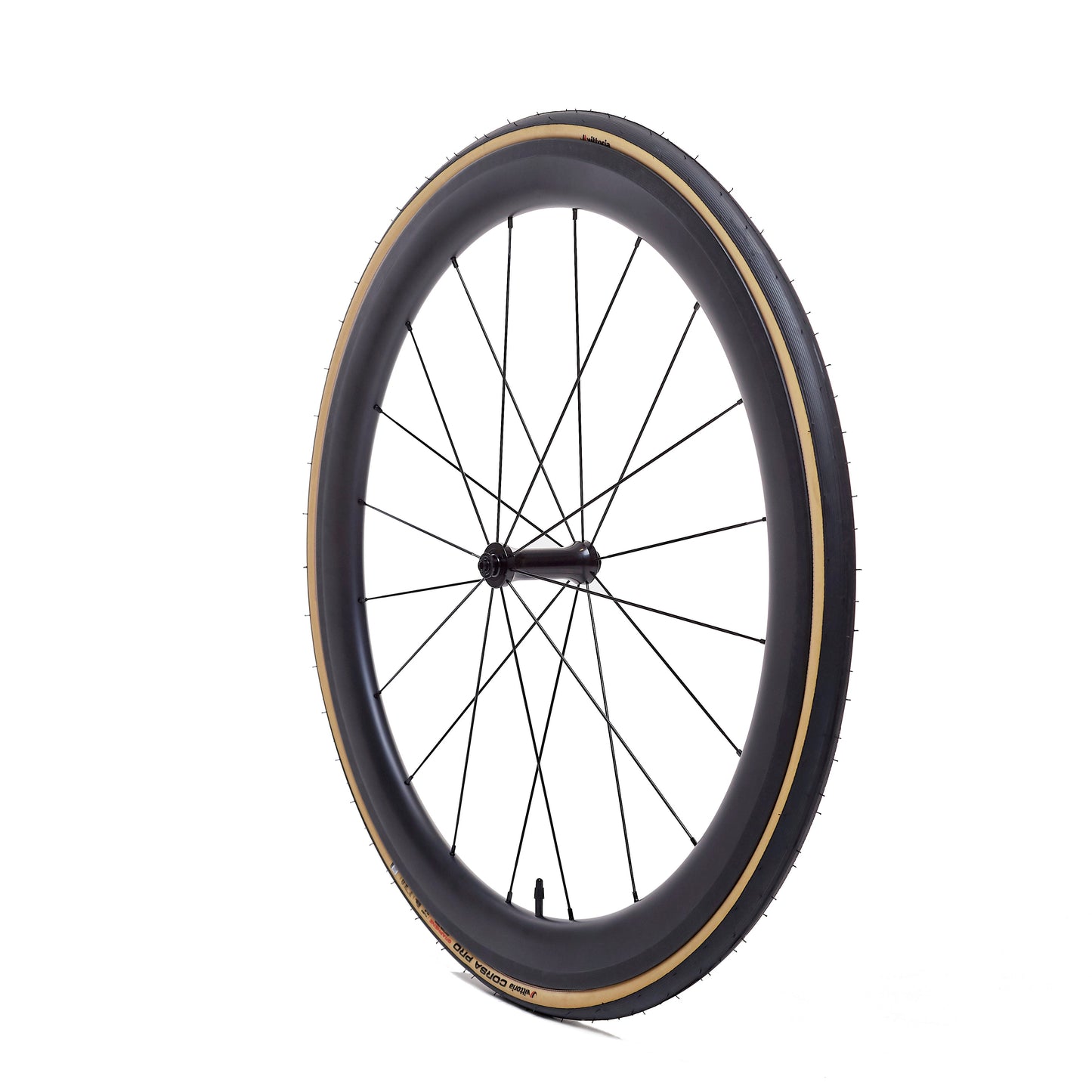 Vista lateral de la rueda de carbono 50mm para carretera con freno de zapata – perfil aerodinámico y acabado negro mate