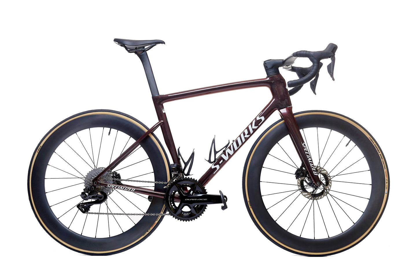 Bicicleta Specialized SL8 equipada con ruedas de carbono 60mm para carretera, mostrando su perfil aerodinámico y tecnología Tubeless Ready. Las ruedas mejoran la velocidad, estabilidad y control en recorridos largos y de alto rendimiento.