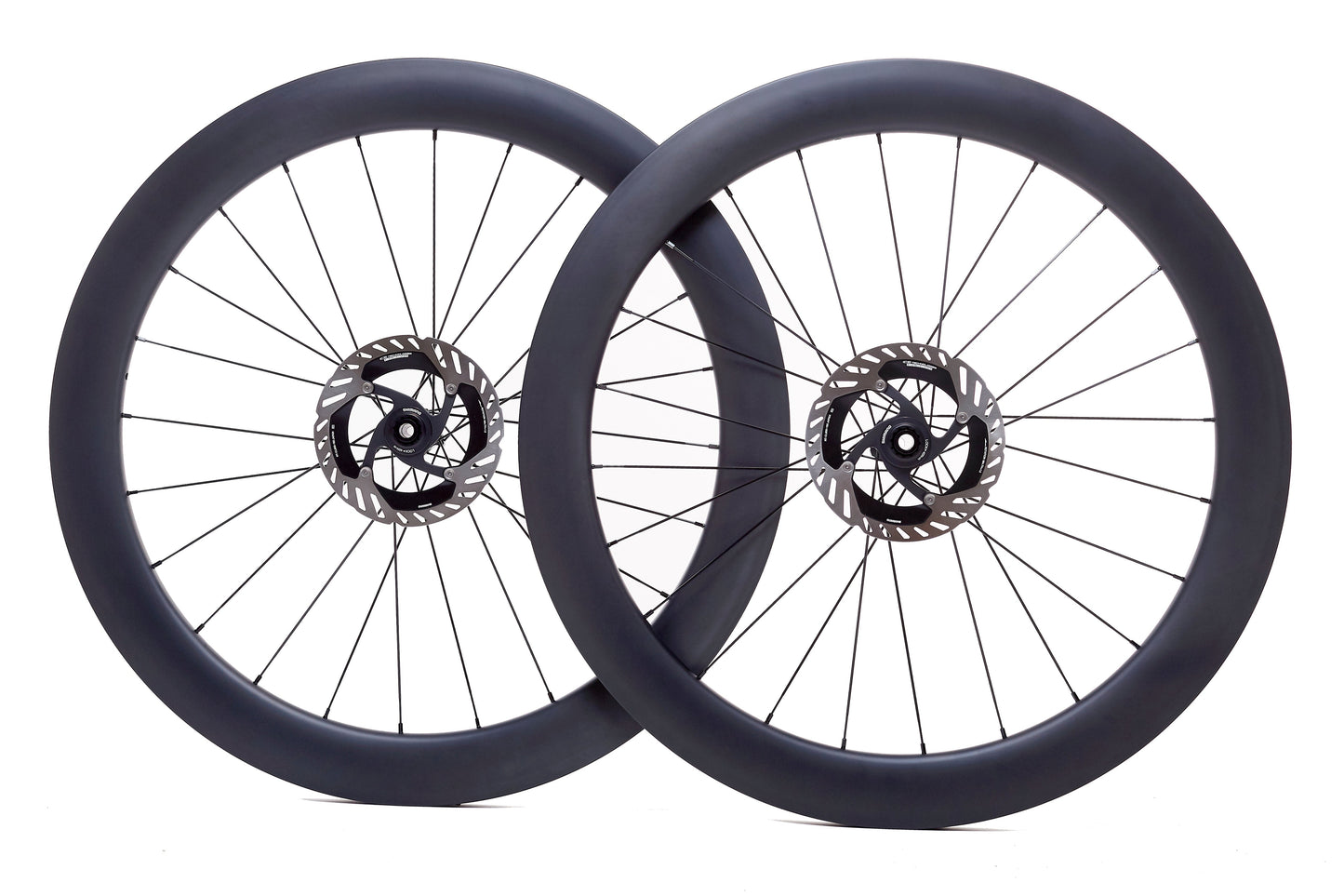 Par de ruedas de carbono 60mm para carretera con perfil aerodinámico, bujes Ratchet System y tecnología Tubeless Ready. El diseño de 60mm mejora la aerodinámica y reduce la resistencia al viento, ideal para mejorar la velocidad y estabilidad en recorridos largos
