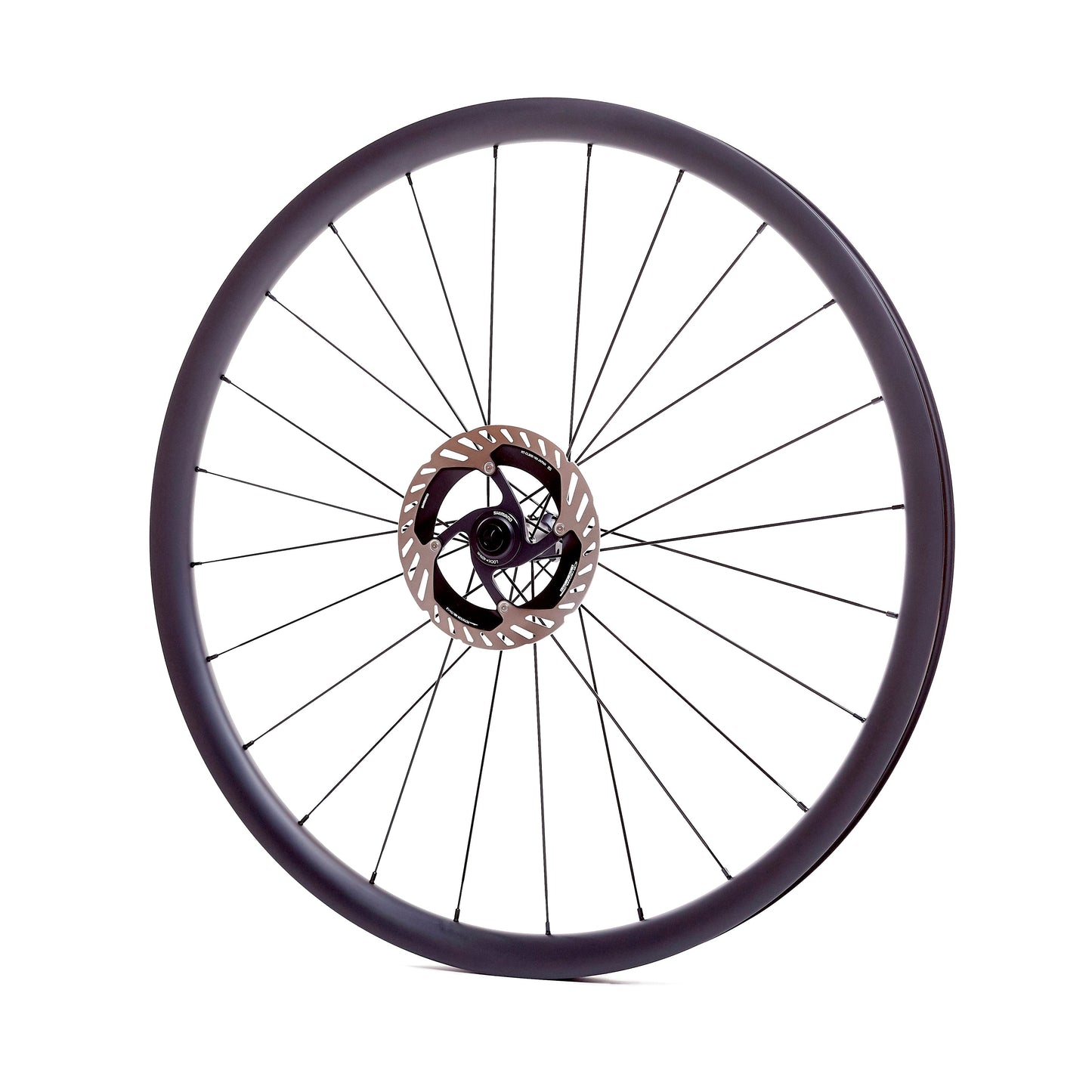 Rueda de carbono 30mm para gravel vista lateral, bujes Ratchet System para una transmisión eficiente y tecnología Tubeless Ready para mayor tracción en caminos irregulares