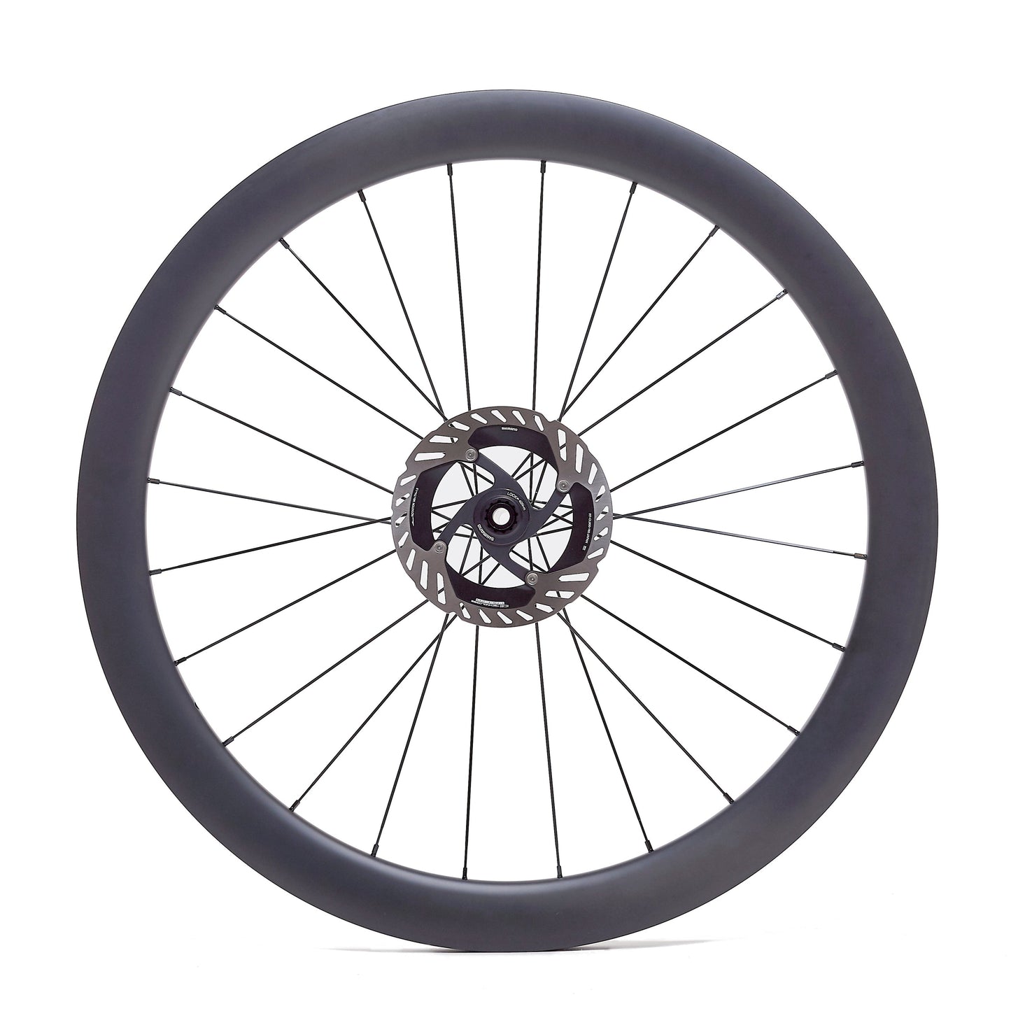 Rueda de carbono 50mm para carretera vista frontal, perfil de 50mm que reduce la resistencia al viento y mejora la eficiencia. Ancho interno de 21.5mm para un ajuste perfecto del neumático, aumentando la estabilidad y el confort.