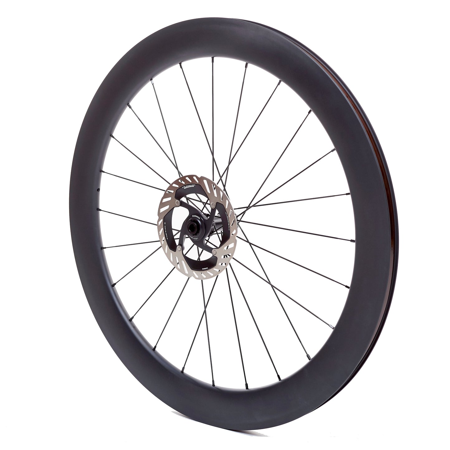 Rueda de carbono 60mm para carretera vista frontal, perfil de 60mm para mejorar la eficiencia en la rodadura y reducir la resistencia al viento. Ancho interno de 21.5mm para un ajuste óptimo del neumático, proporcionando mayor estabilidad y confort.