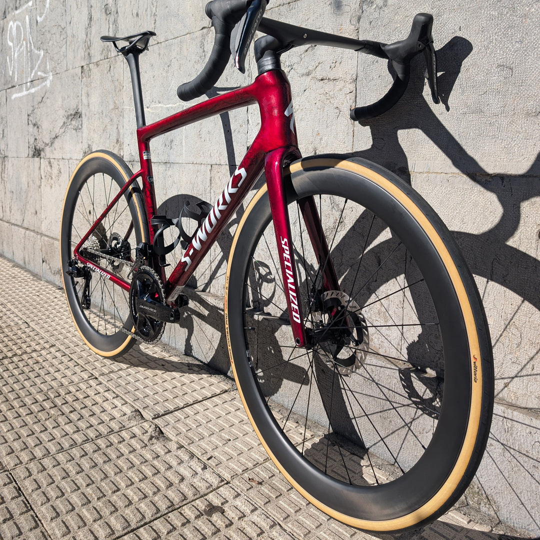 Ruedas de carbono para bicicleta de carretera con perfil aerodinámico de 50mm, acabado negro mate y bujes Ratchet System.