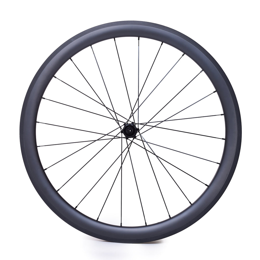 Vista frontal de la rueda de carbono NeruWheels 40mm para carretera con freno de zapata