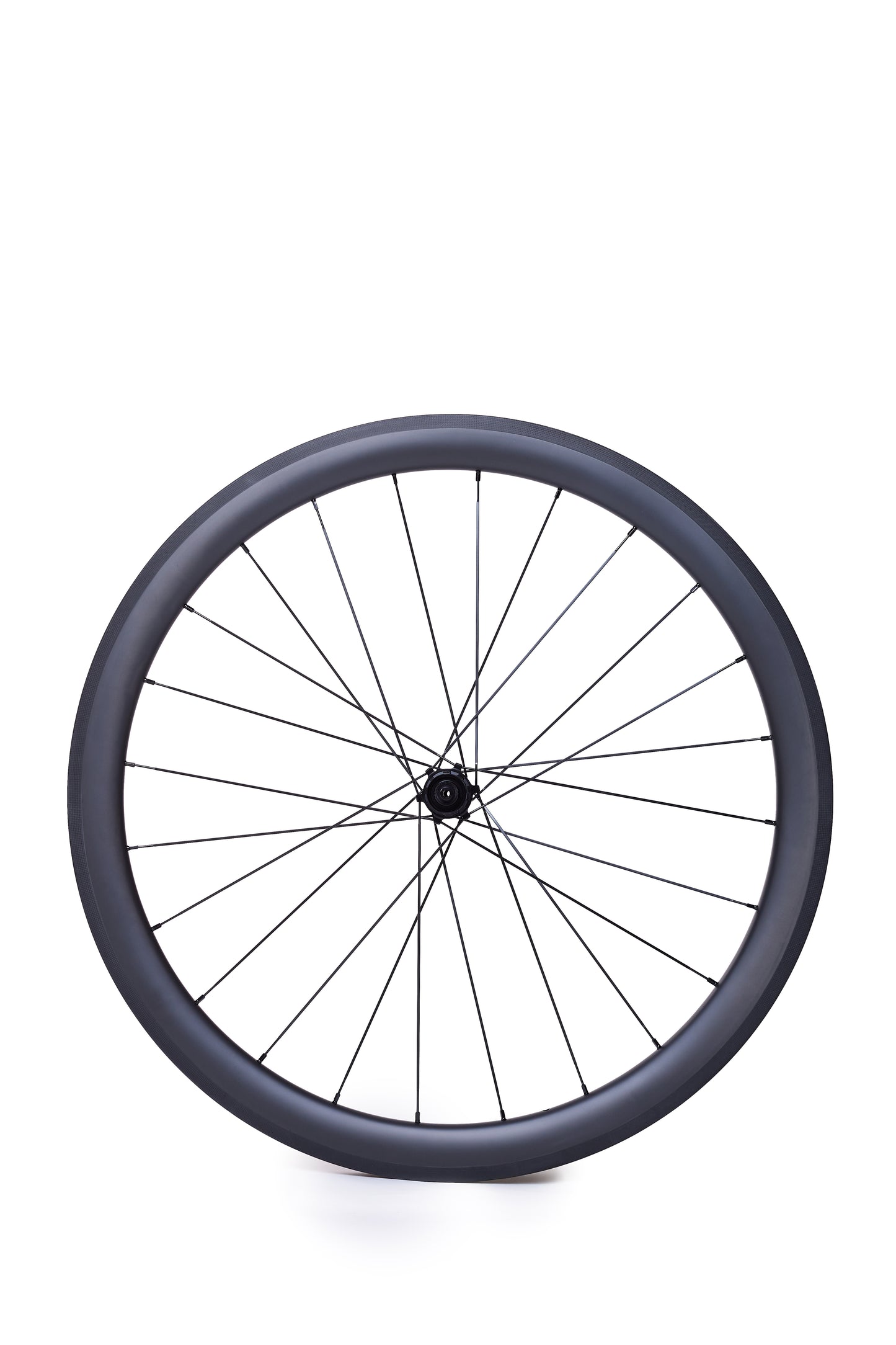 Vista frontal de la rueda de carbono NeruWheels 40mm para carretera con freno de zapata