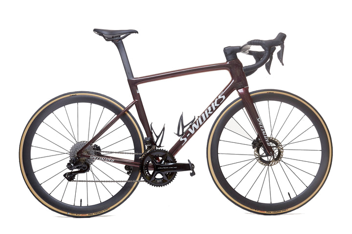 Bicicleta Specialized SL8 equipada con ruedas de carbono 40mm para carretera, con perfil aerodinámico y tecnología Tubeless Ready, mejorando la estabilidad, el confort y la velocidad en recorridos largos.