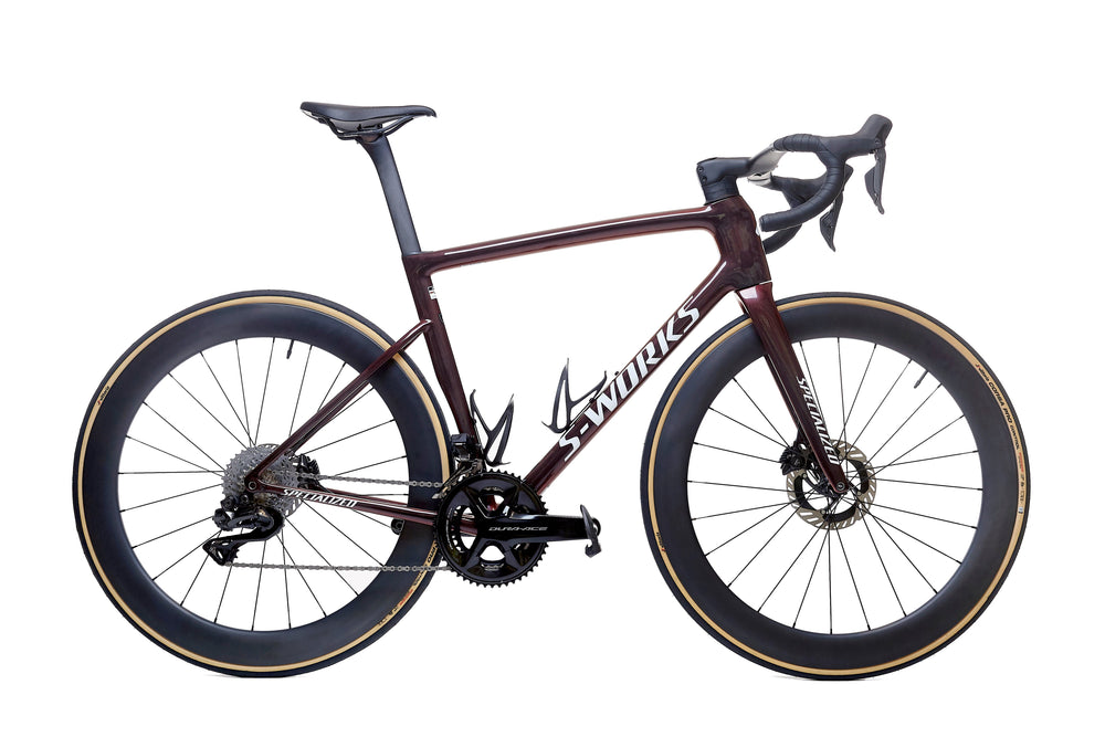 Bicicleta Specialized SL8 equipada con ruedas de carbono 60mm para carretera, mostrando su perfil aerodinámico y tecnología Tubeless Ready. Las ruedas mejoran la velocidad, estabilidad y control en recorridos largos y de alto rendimiento.