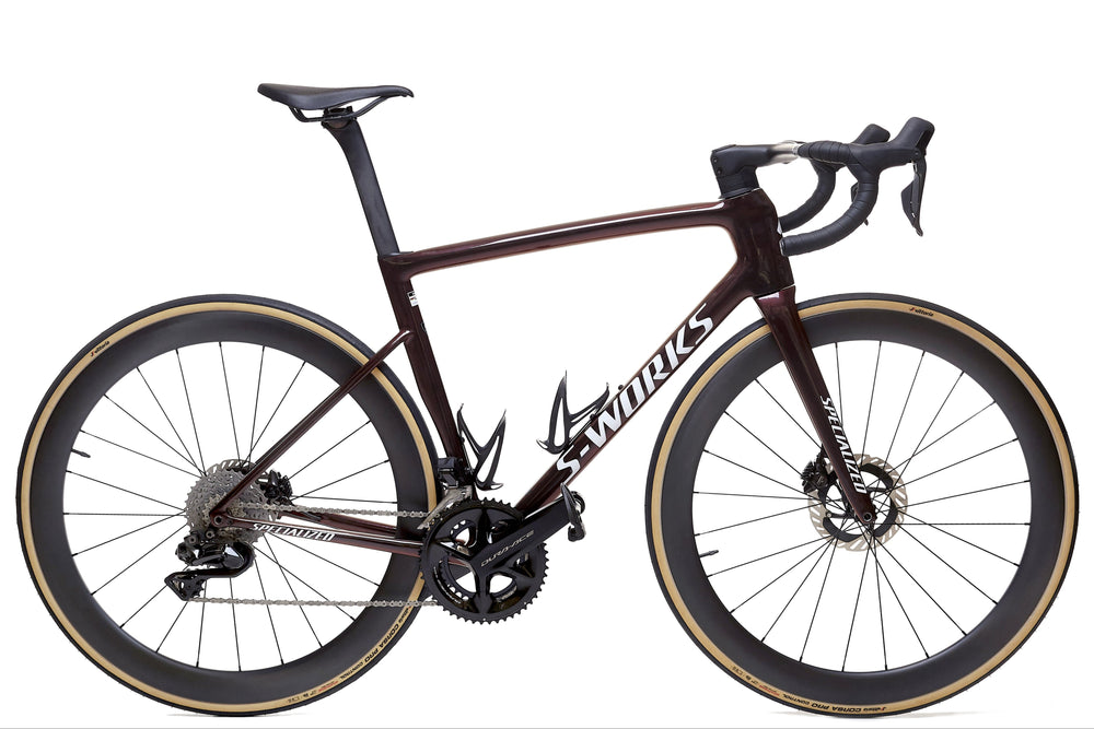 Bicicleta con ruedas de carbono 50mm para carretera montadas, mostrando su perfil aerodinámico y diseño Tubeless Ready. Las ruedas mejoran la aerodinámica, la estabilidad y la eficiencia en la rodadura, ideales para recorridos largos y de alto rendimiento.