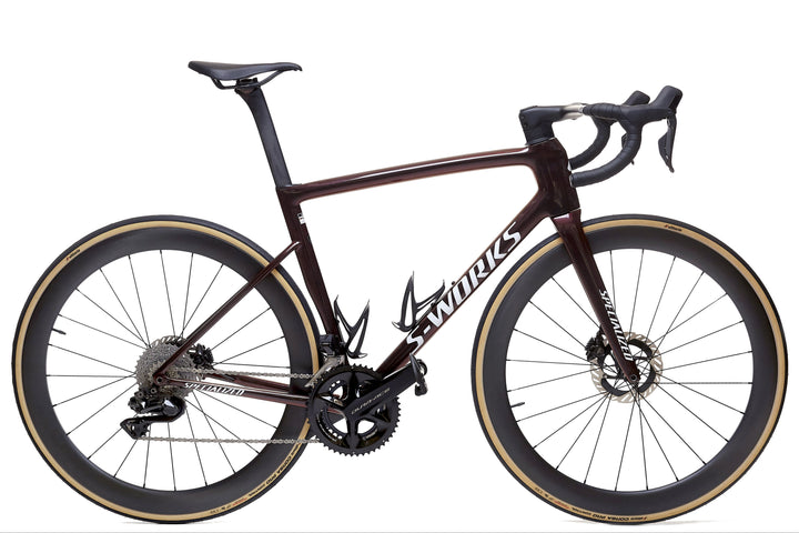 Bicicleta con ruedas de carbono 50mm para carretera montadas, mostrando su perfil aerodinámico y diseño Tubeless Ready. Las ruedas mejoran la aerodinámica, la estabilidad y la eficiencia en la rodadura, ideales para recorridos largos y de alto rendimiento.