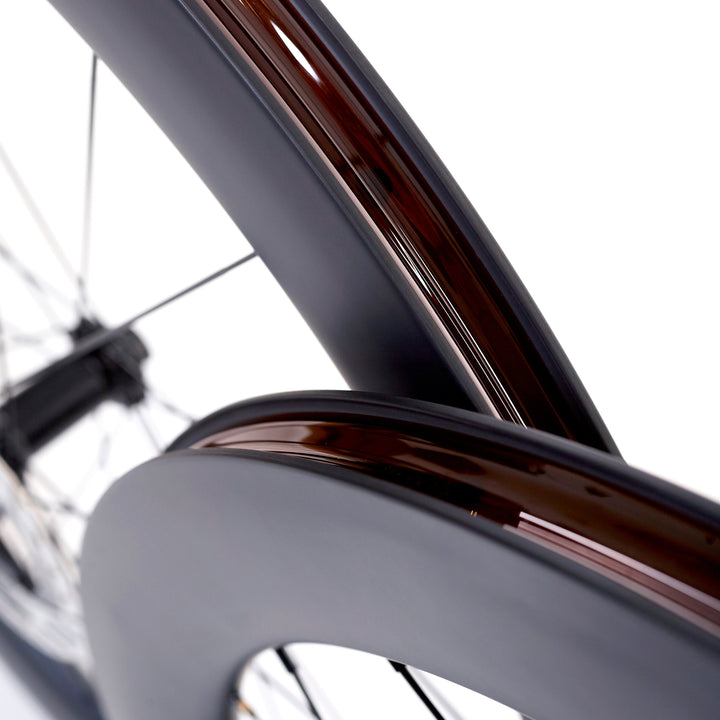 Detalle de llanta de carbono 60mm para carretera, tubelizada con cinta y perfil de 60mm que optimiza la aerodinámica y reduce la resistencia al viento. 