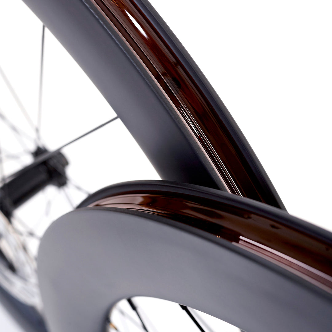 "Detalle de llanta de carbono 60mm para carretera, tubelizada con cinta y perfil de 60mm que optimiza la aerodinámica y reduce la resistencia al viento. Ancho interno de 21.5mm para un ajuste preciso del neumático, mejorando la tracción y la comodidad en recorridos largos