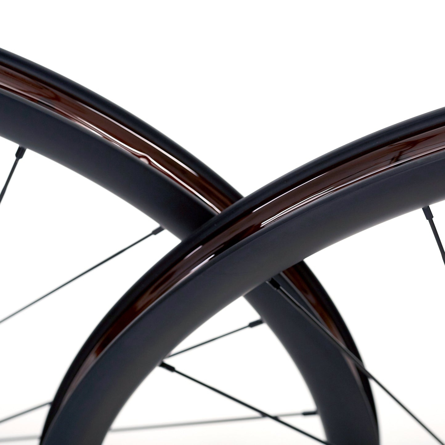 Detalle de dos llantas de carbono 30mm para gravel, tubelizadas con cinta y ancho interior de 24.5mm. Tecnología Tubeless Ready que optimiza la tracción y la absorción de impactos en terrenos irregulares.