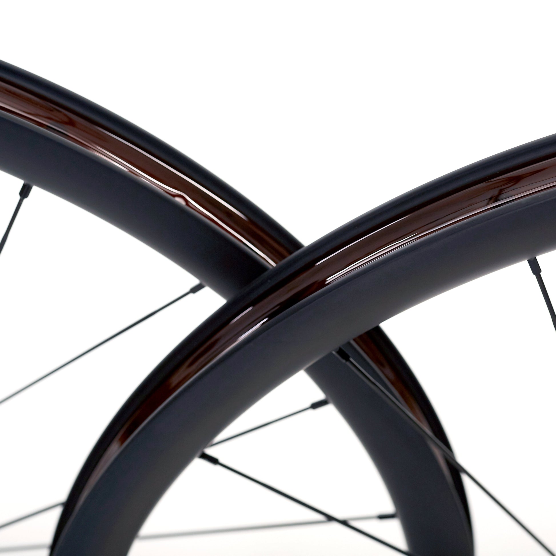 Detalle de dos llantas de carbono 30mm para gravel, tubelizadas con cinta y ancho interior de 24.5mm. Tecnología Tubeless Ready que optimiza la tracción y la absorción de impactos en terrenos irregulares.