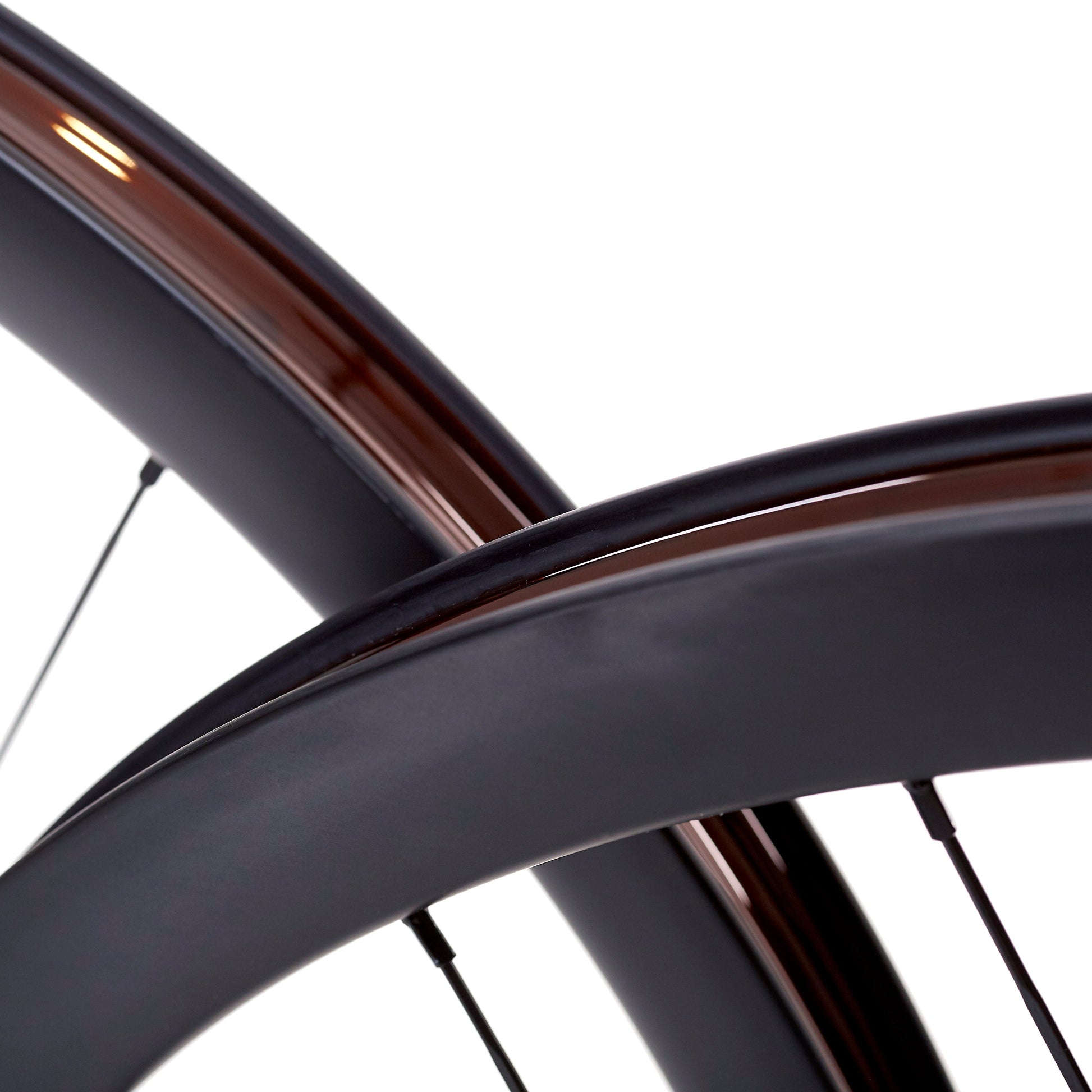 Detalle de dos llantas de carbono 35mm para gravel, tubelizadas con cinta, ancho interior de 24.5mm optimizando el ajuste del neumático y mejorando la tracción en terrenos irregulares