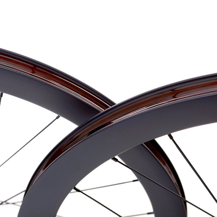 Detalle de dos llantas de carbono 45mm para gravel, tubelizadas con cinta, ancho interior de 24.5mm. Tecnología Tubeless Ready que optimiza la tracción y mejora la comodidad en terrenos de grava y caminos irregulares.