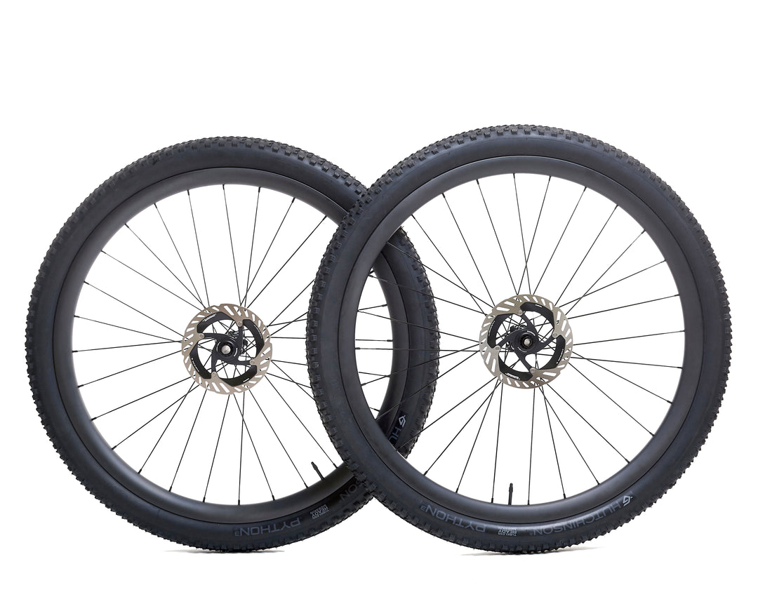 Par de ruedas de carbono 30mm para enduro con perfil aerodinámico, tecnología Hookless y bujes Ratchet System. Mejoran la tracción, la estabilidad y la absorción de impactos en terrenos técnicos y descensos exigentes.