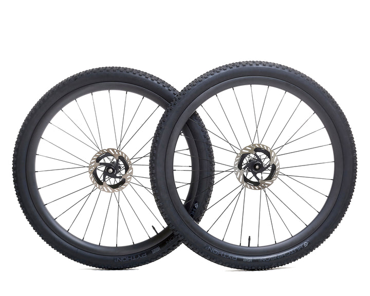 Par de ruedas de carbono 30mm para enduro con perfil aerodinámico, tecnología Hookless y bujes Ratchet System. Mejoran la tracción, la estabilidad y la absorción de impactos en terrenos técnicos y descensos exigentes.