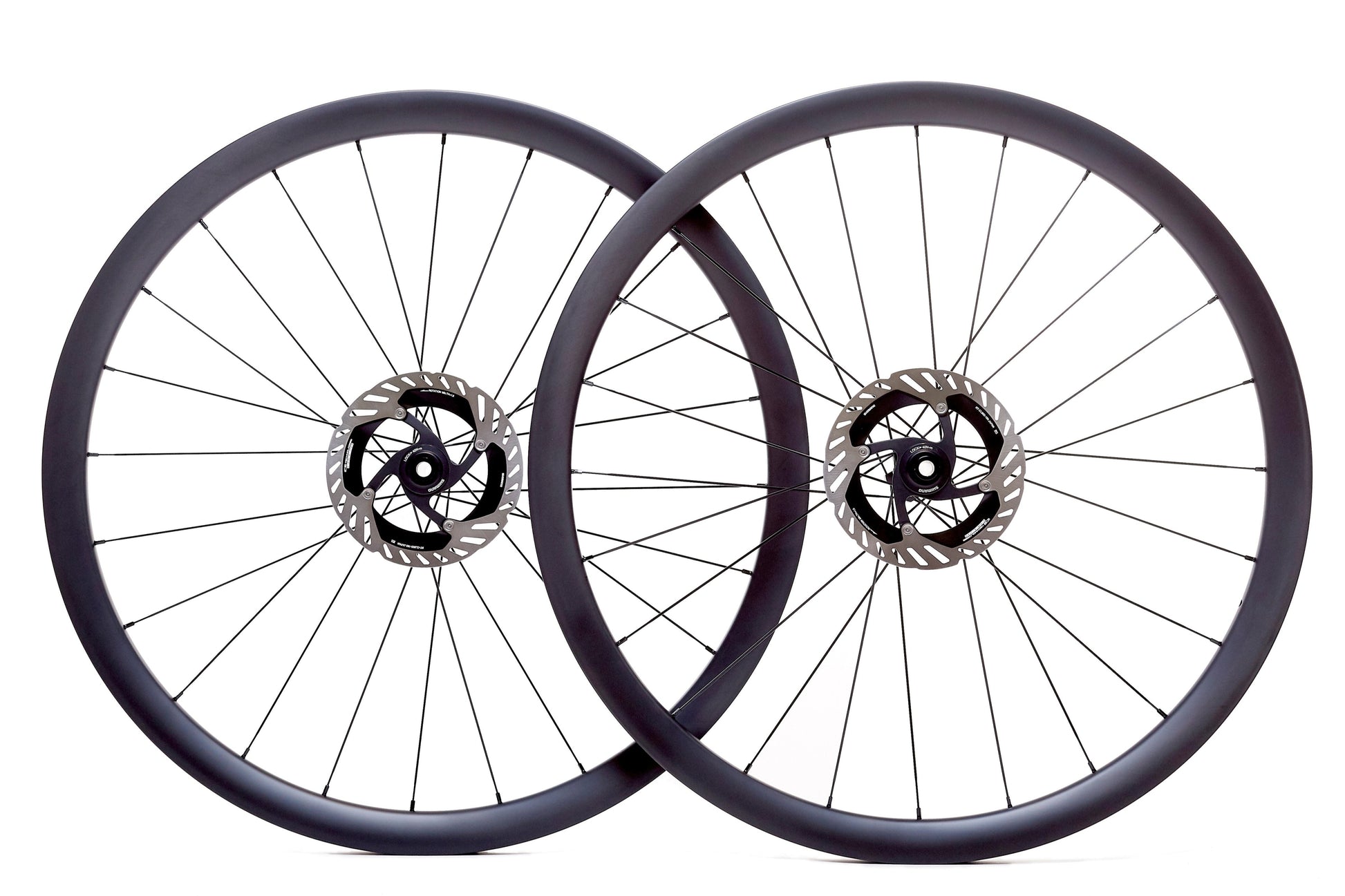 Par de ruedas de carbono 35mm para gravel con perfil aerodinámico, bujes Ratchet System y tecnología Tubeless Ready, ideales para estabilidad, ligereza y rendimiento en terrenos mixtos.