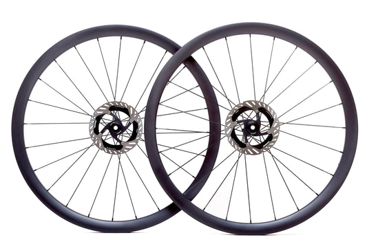 Par de ruedas de carbono 35mm para gravel con perfil aerodinámico, bujes Ratchet System y tecnología Tubeless Ready, ideales para estabilidad, ligereza y rendimiento en terrenos mixtos.