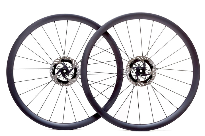 Par de ruedas de carbono 35mm para gravel con perfil aerodinámico, bujes Ratchet System y tecnología Tubeless Ready, ideales para estabilidad, ligereza y rendimiento en terrenos mixtos.