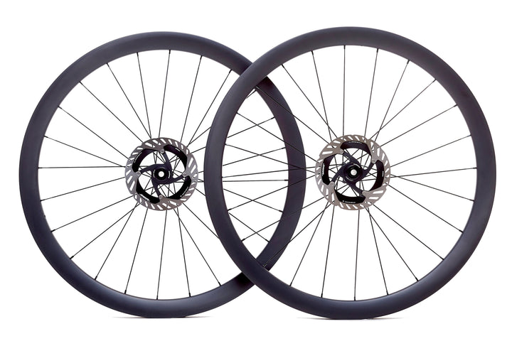 Par de ruedas de carbono 40mm para carretera con perfil aerodinámico, bujes Ratchet System y tecnología Tubeless Ready. Ideal para mejorar la estabilidad y el control en recorridos largos y variados.