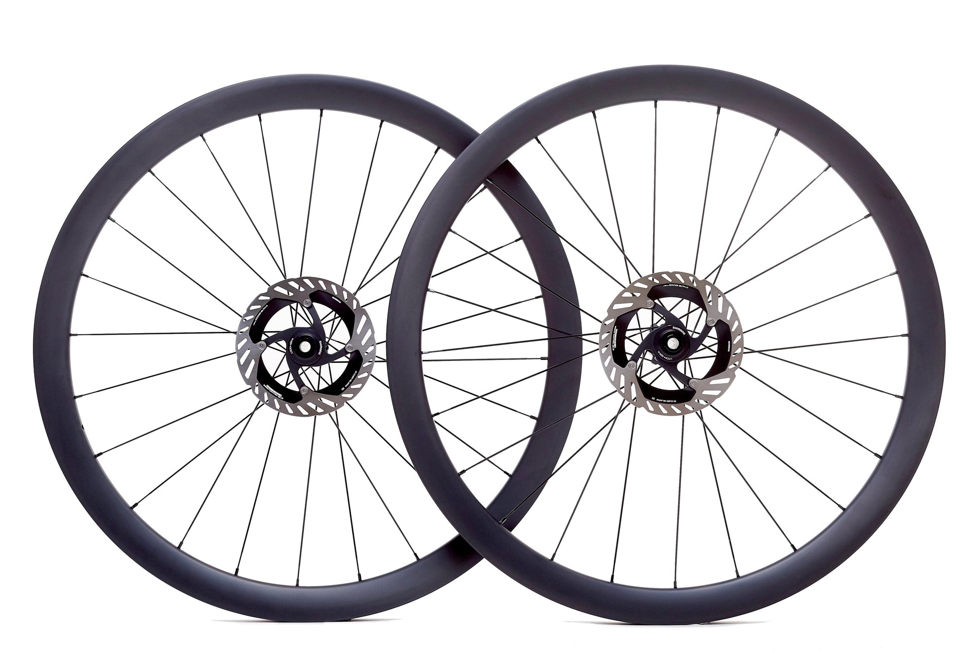 Par de ruedas de carbono 40mm para gravel con perfil aerodinámico, bujes Ratchet System y tecnología Tubeless Ready, ideales para velocidad, estabilidad y confort en terrenos mixtos.