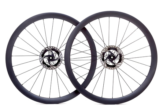 Par de ruedas de carbono 40mm para gravel con perfil aerodinámico, bujes Ratchet System y tecnología Tubeless Ready, ideales para velocidad, estabilidad y confort en terrenos mixtos.