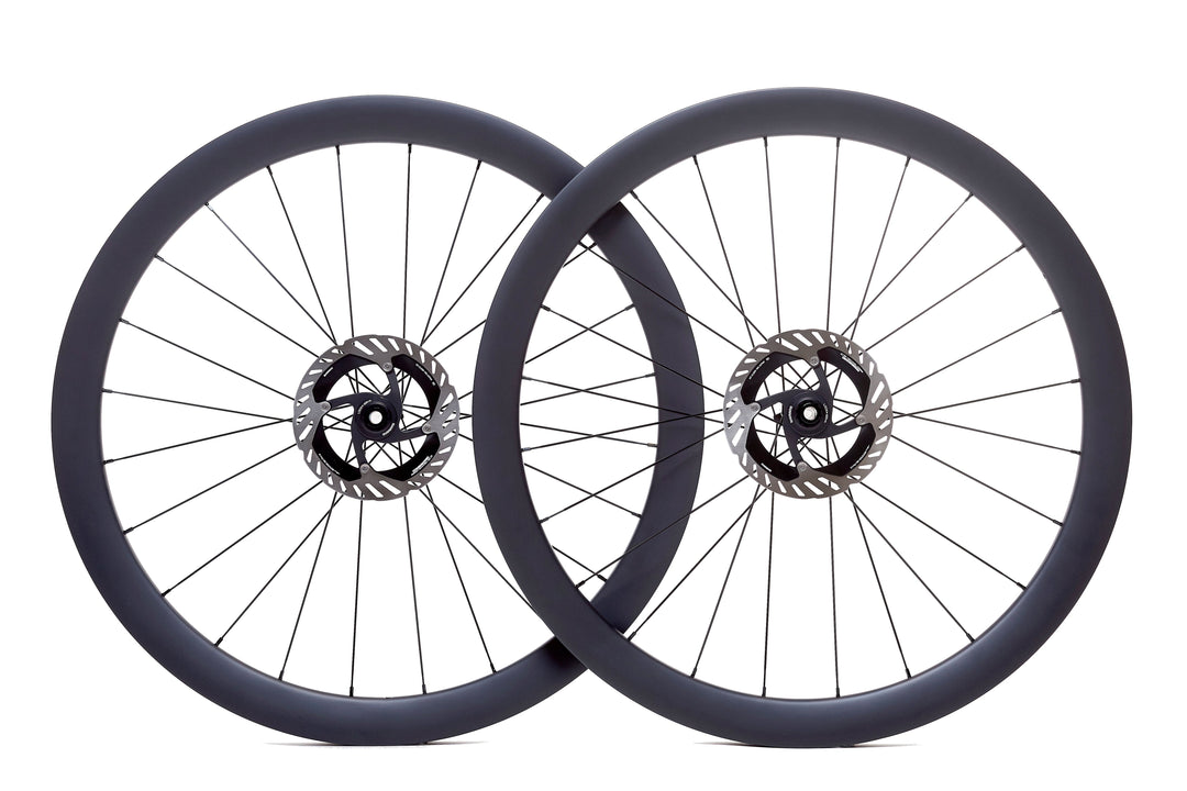 Par de ruedas de carbono 45mm para gravel, perfil aerodinámico, bujes Ratchet System y tecnología Tubeless Ready. Estabilidad mejorada, eficiencia en la rodadura y estética moderna para terrenos mixtos y largos recorridos.