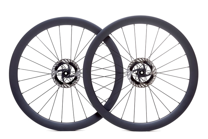 Par de ruedas de carbono 45mm para gravel, perfil aerodinámico, bujes Ratchet System y tecnología Tubeless Ready. Estabilidad mejorada, eficiencia en la rodadura y estética moderna para terrenos mixtos y largos recorridos.