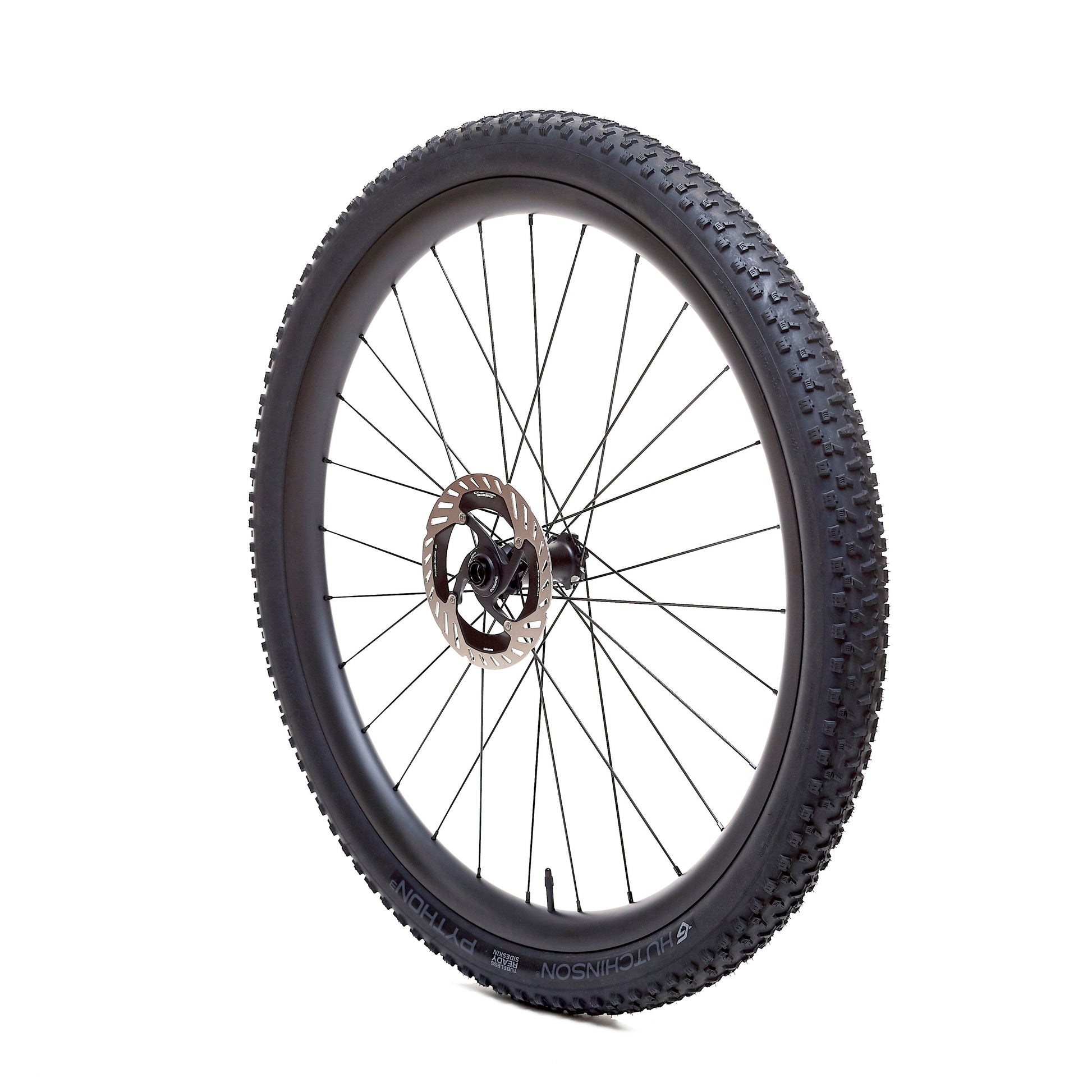 Rueda de carbono 30mm para enduro vista lateral, perfil de 30mm y tecnología Hookless para rodar a bajas presiones, mejorando la adherencia y resistencia a impactos en terrenos técnicos y difíciles.