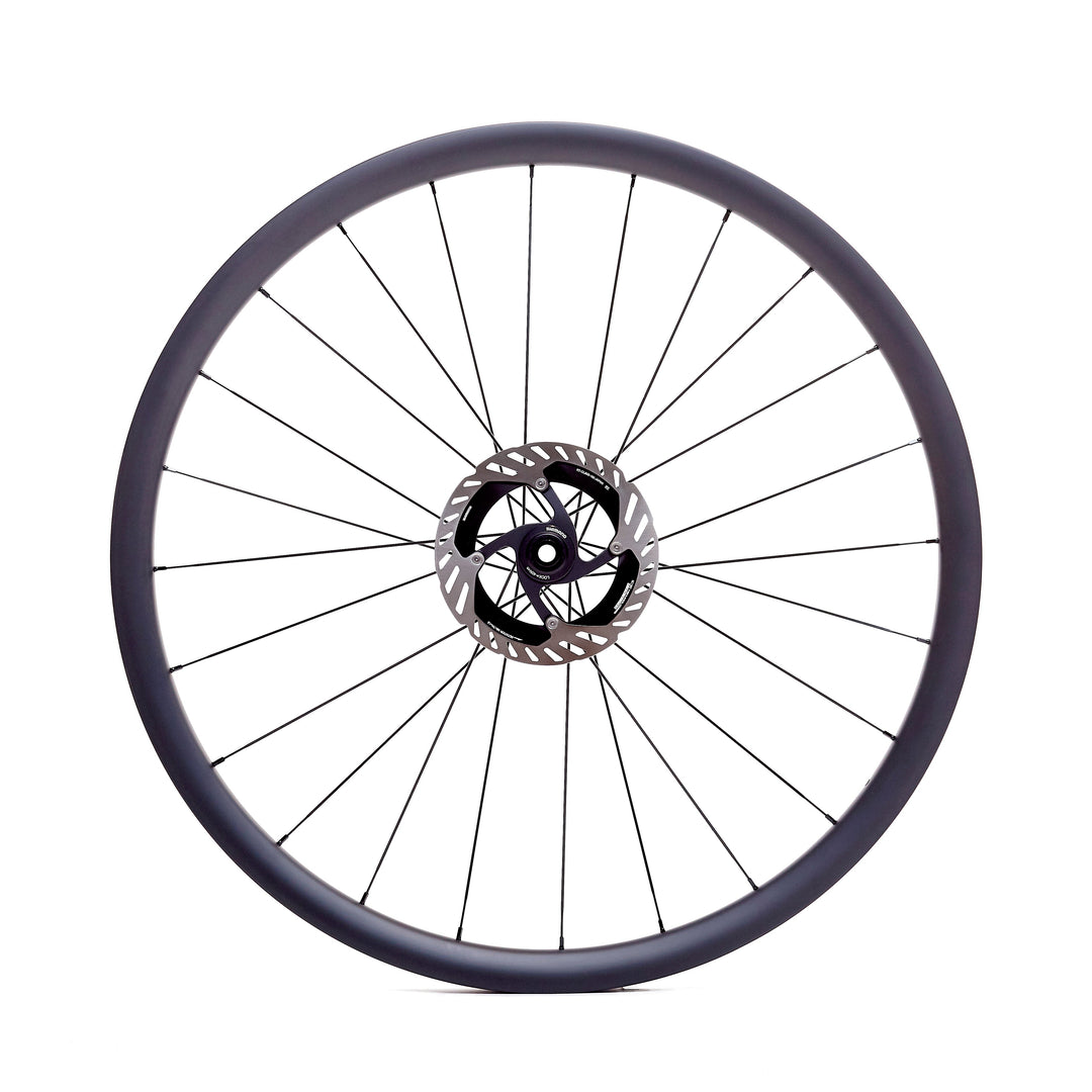 Rueda de carbono 30mm para gravel, perfil de 30mm para ligereza y estabilidad, construcción en Toray T800 y tecnología Tubeless Ready para rendimiento superior a bajas presiones.