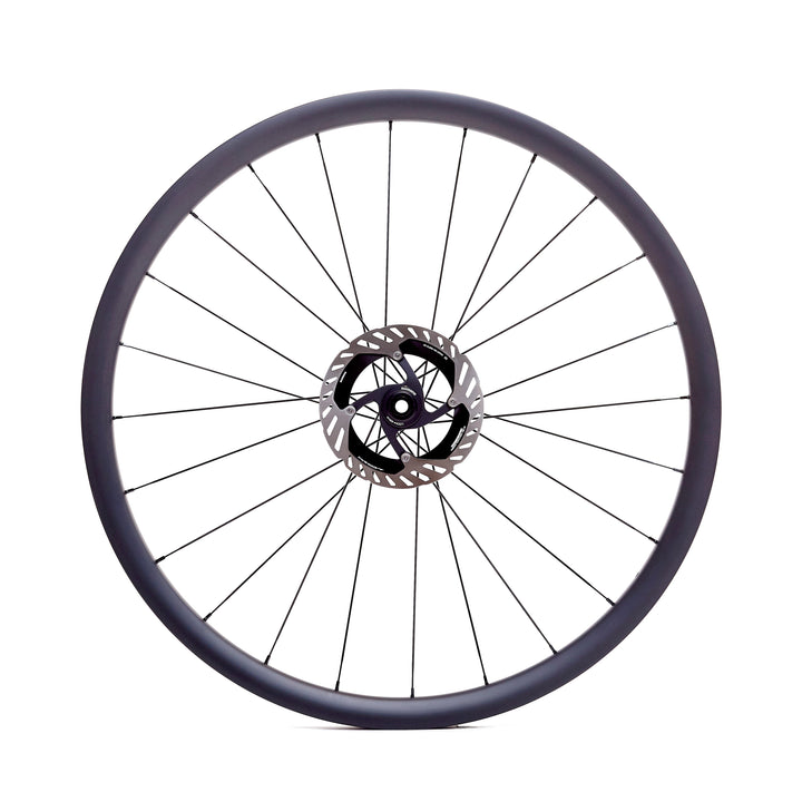 Rueda de carbono 30mm para gravel, perfil de 30mm para ligereza y estabilidad, construcción en Toray T800 y tecnología Tubeless Ready para rendimiento superior a bajas presiones.