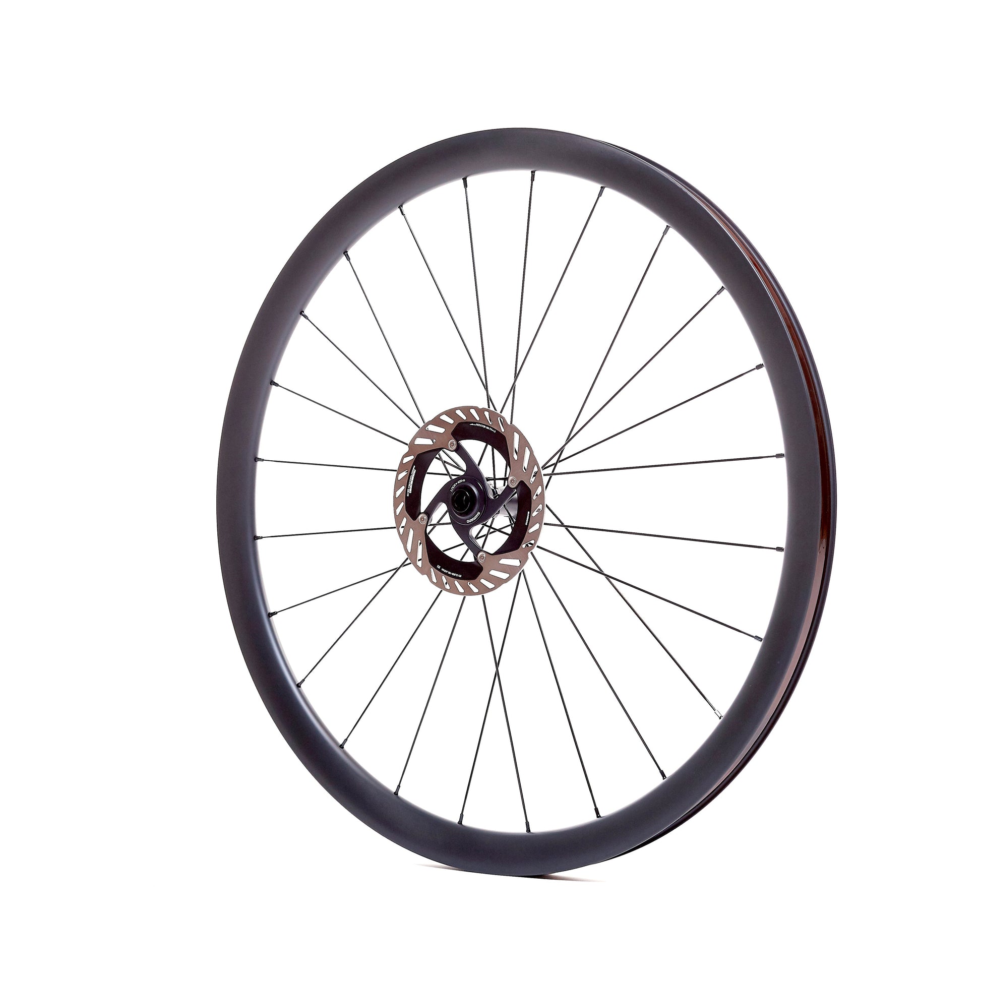 Rueda de carbono 35mm para gravel vista lateral, bujes Ratchet System para una transmisión eficiente de potencia, perfil de 35mm para estabilidad y confort en caminos de grava y tierra.