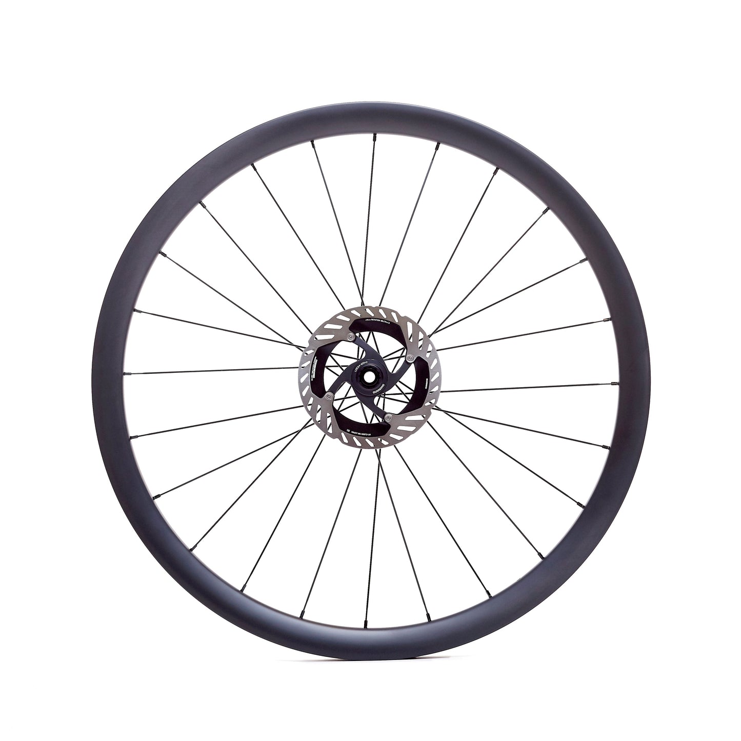 Rueda de carbono 35mm para gravel vista frontal, diseño Tubeless Ready para mayor seguridad y rendimiento a bajas presiones, con un ancho interno de 24.5mm para mejorar la tracción y absorción de impactos.