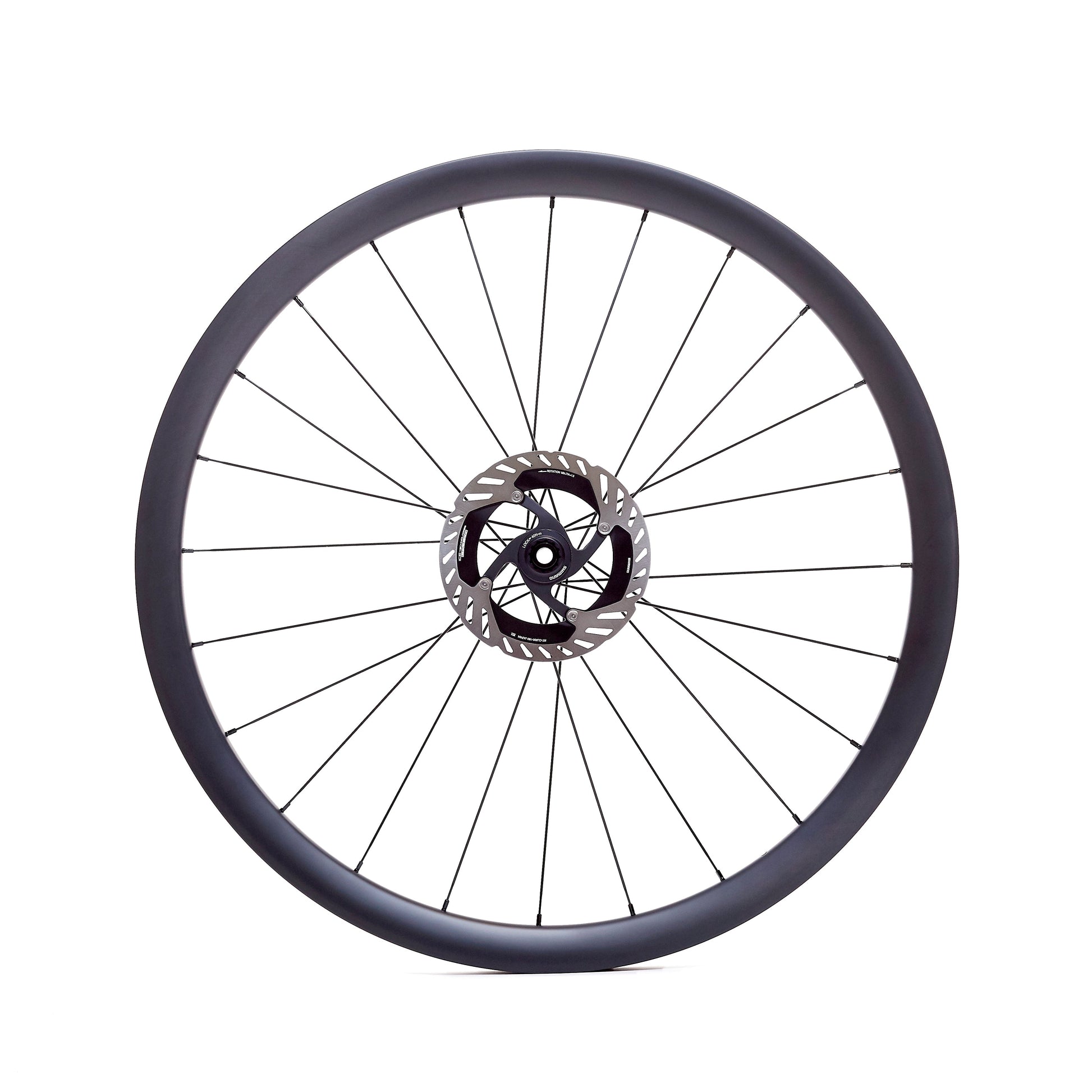 Rueda de carbono 35mm para gravel vista frontal, diseño Tubeless Ready para mayor seguridad y rendimiento a bajas presiones, con un ancho interno de 24.5mm para mejorar la tracción y absorción de impactos.