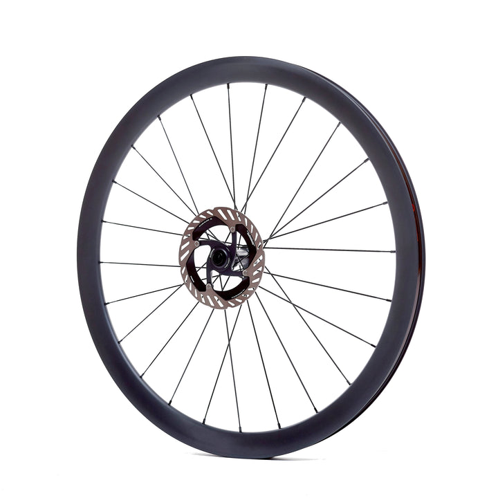 Rueda de carbono 40mm para carretera vista lateral, con perfil de 40mm que equilibra aerodinámica y maniobrabilidad. Bujes Ratchet System y ancho interno de 21.5mm para mayor estabilidad en recorridos largos.