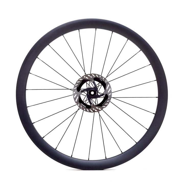 Rueda de carbono 40mm para carretera vista frontal, con diseño Tubeless Ready y ancho interno de 21.5mm, optimizando el ajuste del neumático y mejorando la comodidad y el agarre en distancias largas.