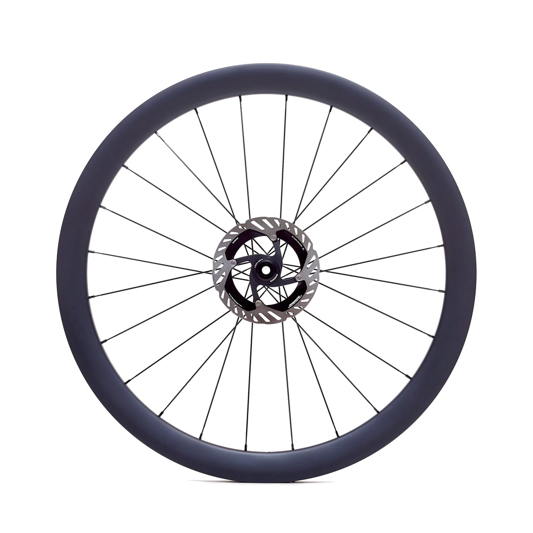 Rueda de carbono 45mm para gravel vista frontal, perfil de 45mm para aumentar la aerodinámica y la estabilidad. Tubeless Ready y ancho interno de 24.5mm para mejor ajuste y control en caminos de grava y tierra.