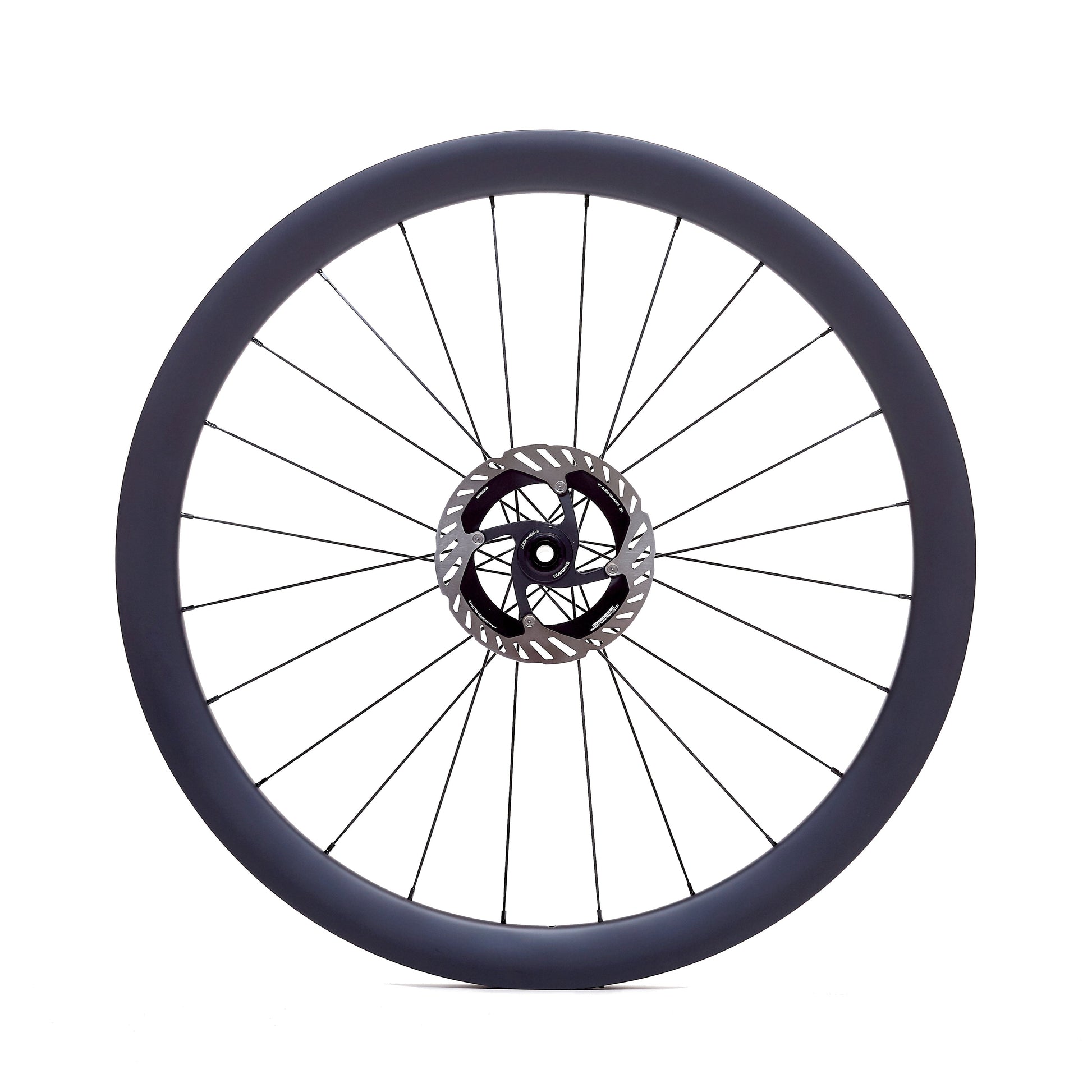 Rueda de carbono 45mm para gravel vista frontal, perfil de 45mm para aumentar la aerodinámica y la estabilidad. Tubeless Ready y ancho interno de 24.5mm para mejor ajuste y control en caminos de grava y tierra.