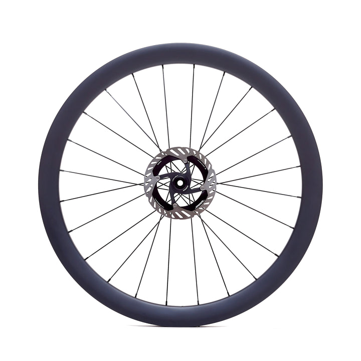 Rueda de carbono 45mm para gravel vista frontal, perfil de 45mm para aumentar la aerodinámica y la estabilidad. Tubeless Ready y ancho interno de 24.5mm para mejor ajuste y control en caminos de grava y tierra.
