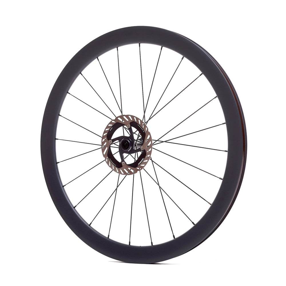 Rueda de carbono 45mm para gravel vista lateral, con bujes Ratchet System para respuesta inmediata, tecnología Tubeless Ready para mayor tracción y estabilidad en terrenos irregulares, y construcción ligera en Toray T800.