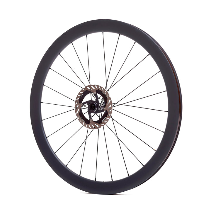 Rueda de carbono 45mm para gravel vista lateral, con bujes Ratchet System para respuesta inmediata, tecnología Tubeless Ready para mayor tracción y estabilidad en terrenos irregulares, y construcción ligera en Toray T800.