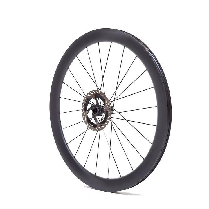 Rueda de carbono 50mm para carretera vista lateral, perfil de 50mm que optimiza la aerodinámica y la eficiencia en la rodadura. Bujes Ratchet System para una respuesta inmediata y tecnología Tubeless Ready para mayor agarre.