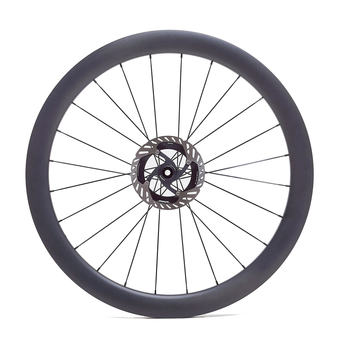 Rueda de carbono 50mm para carretera vista frontal, perfil de 50mm que reduce la resistencia al viento y mejora la eficiencia. Ancho interno de 21.5mm para un ajuste perfecto del neumático, aumentando la estabilidad y el confort.