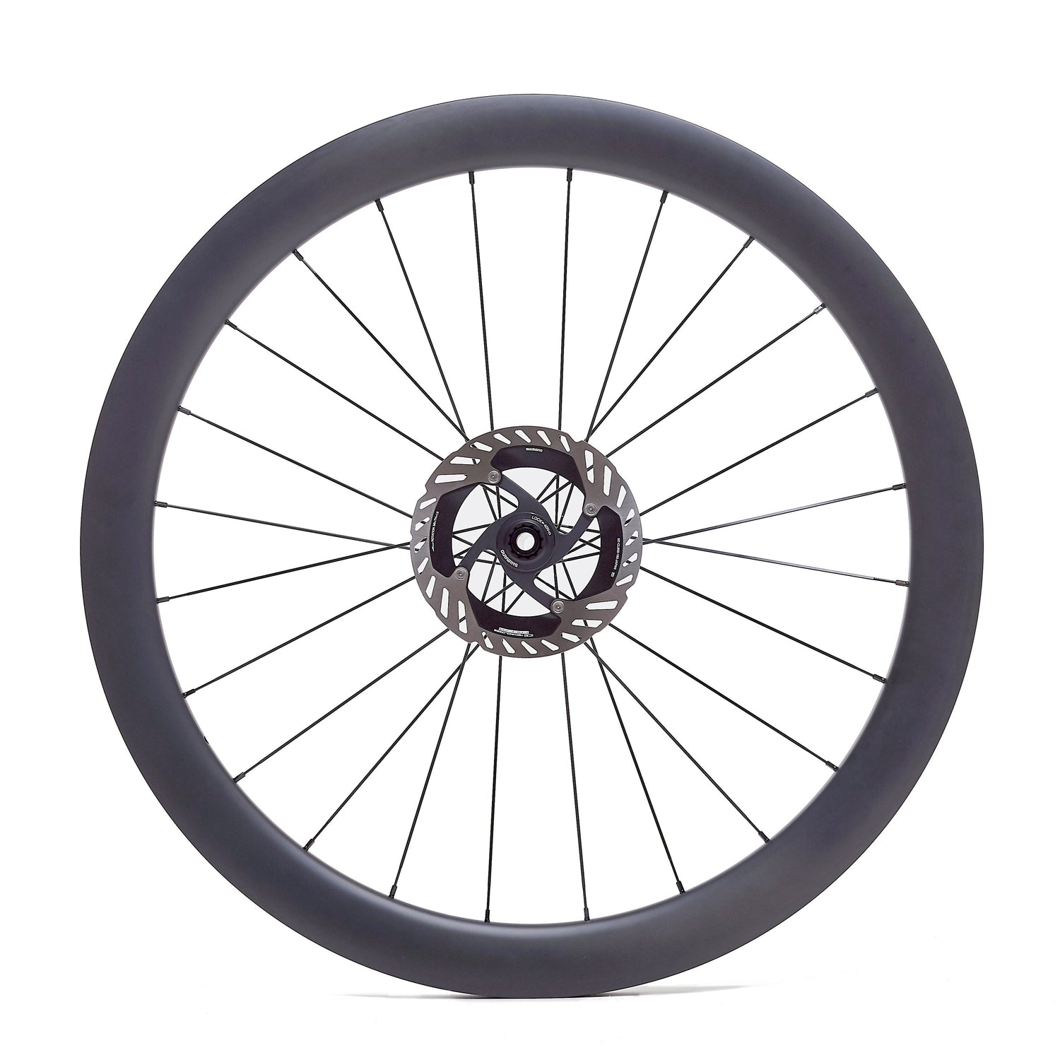 Rueda de carbono 50mm para carretera vista frontal, perfil de 50mm que reduce la resistencia al viento y mejora la eficiencia. Ancho interno de 21.5mm para un ajuste perfecto del neumático, aumentando la estabilidad y el confort.