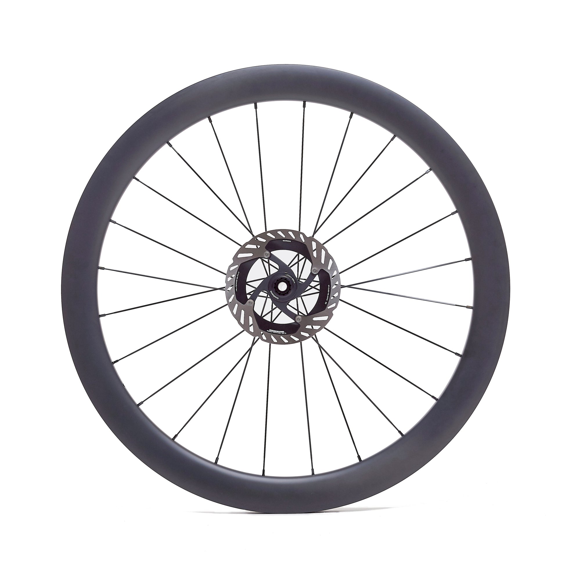 Rueda de carbono 50mm para carretera vista frontal, perfil de 50mm que reduce la resistencia al viento y mejora la eficiencia. Ancho interno de 21.5mm para un ajuste perfecto del neumático, aumentando la estabilidad y el confort.