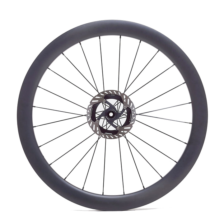 Rueda de carbono 50mm para carretera vista frontal, perfil de 50mm que reduce la resistencia al viento y mejora la eficiencia. Ancho interno de 21.5mm para un ajuste perfecto del neumático, aumentando la estabilidad y el confort.